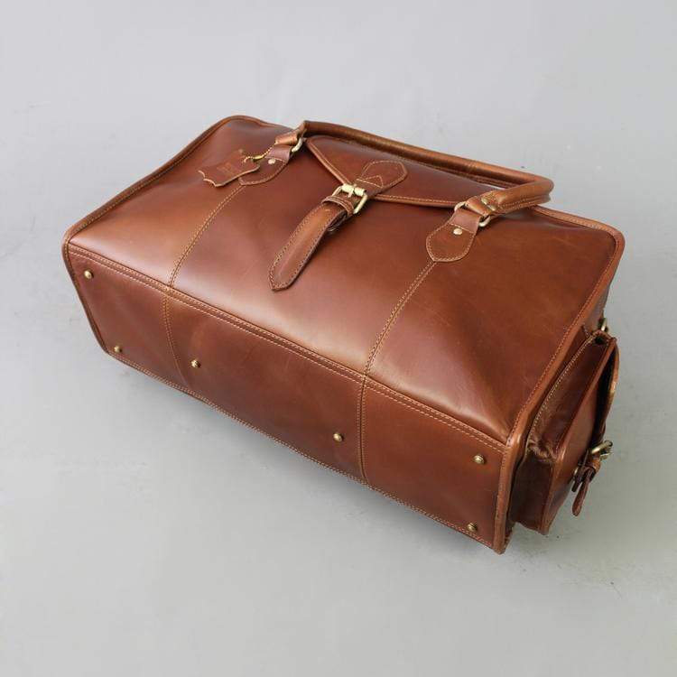 Leather holdall zip top travel bag with strap and side pockets
